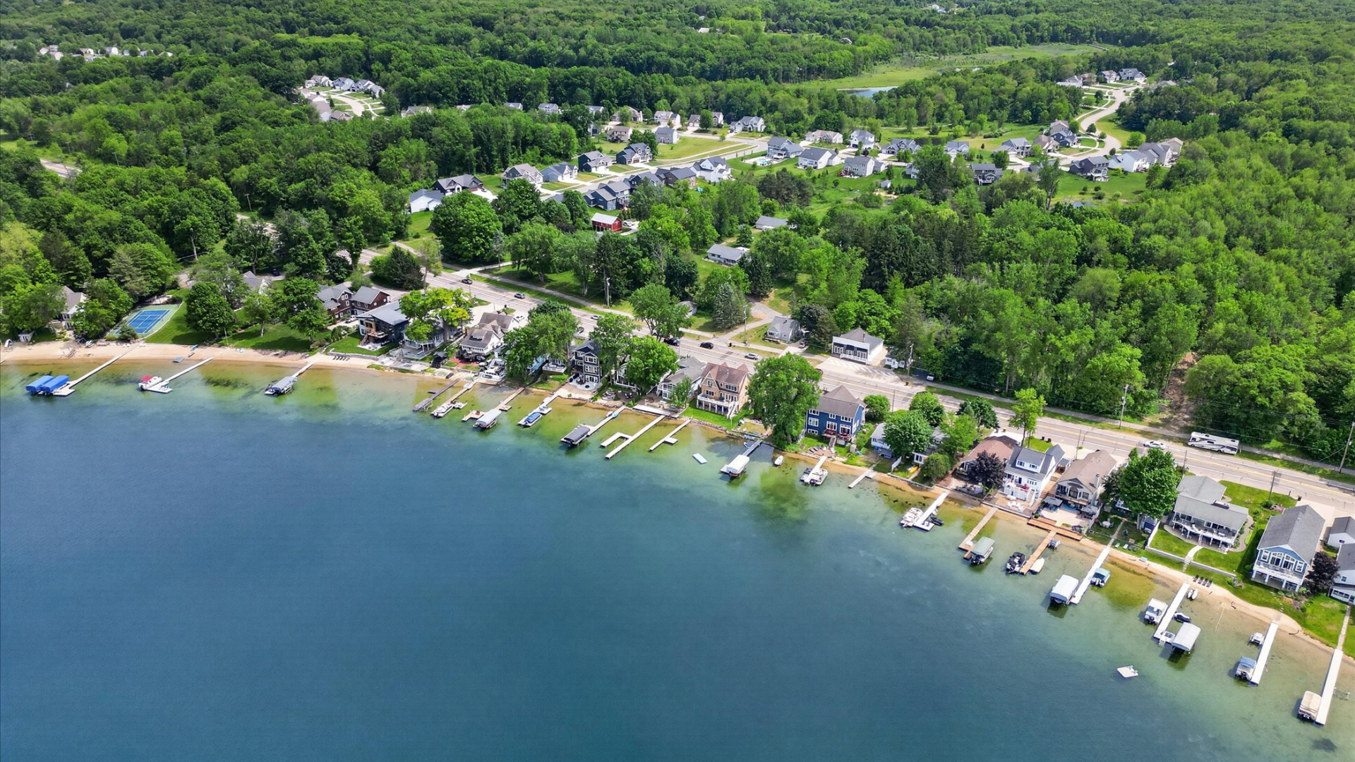 Silver Lake waterfront homes near Rockford Michigan